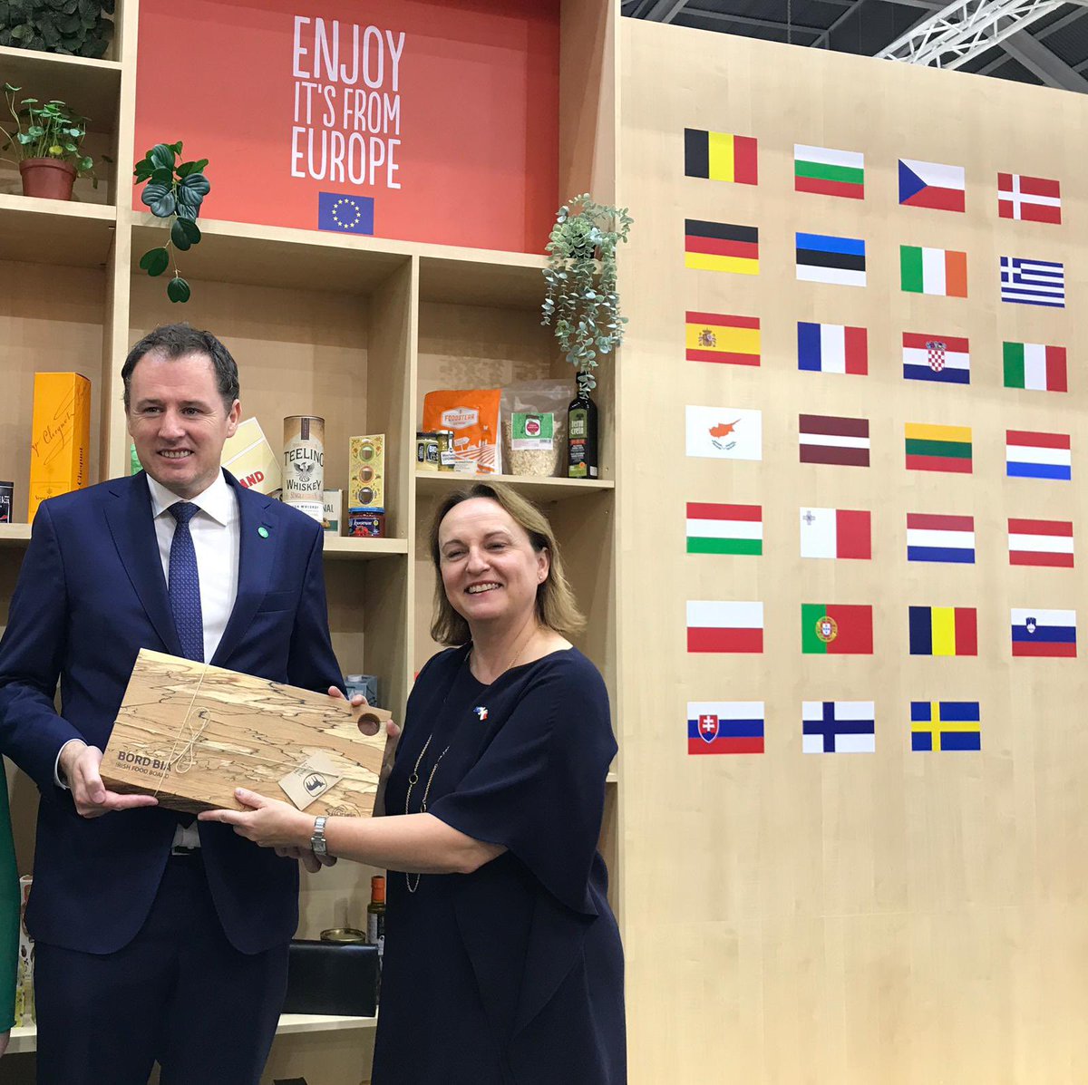IwonaPiorkoEU's tweet photo. Pleased to welcome #Ireland Minister for #agriculture, food and the marine @McConalogue at 🇪🇺Pavilion @foodhotelasia 
👉EU exports of agri products to 🇸🇬reach 2 bilion Euros &amp; on the ⬆️ 
Tapping on #EUSFTA benefits &amp; creating new market opportunities &amp; business partnerships https://t.co/TCbzvsCQVI