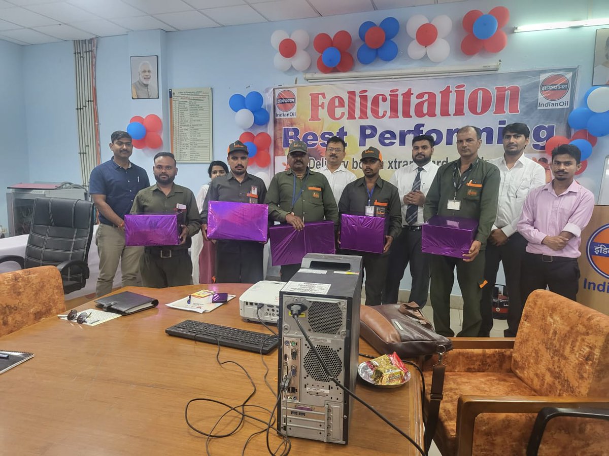 IoclAgraIDO's tweet photo. Distributor Performance Review of Mathura1 LSA was organized at Mathura BP  chaired by DLSH, AIDO. Indane Suraksha Hose Pipe Booklet was launched on this occasion &amp; best performing delivery boys in Xtrareward Enrolment were felicitated by DLSH,AIDO https://t.co/BU8sdzcZOu