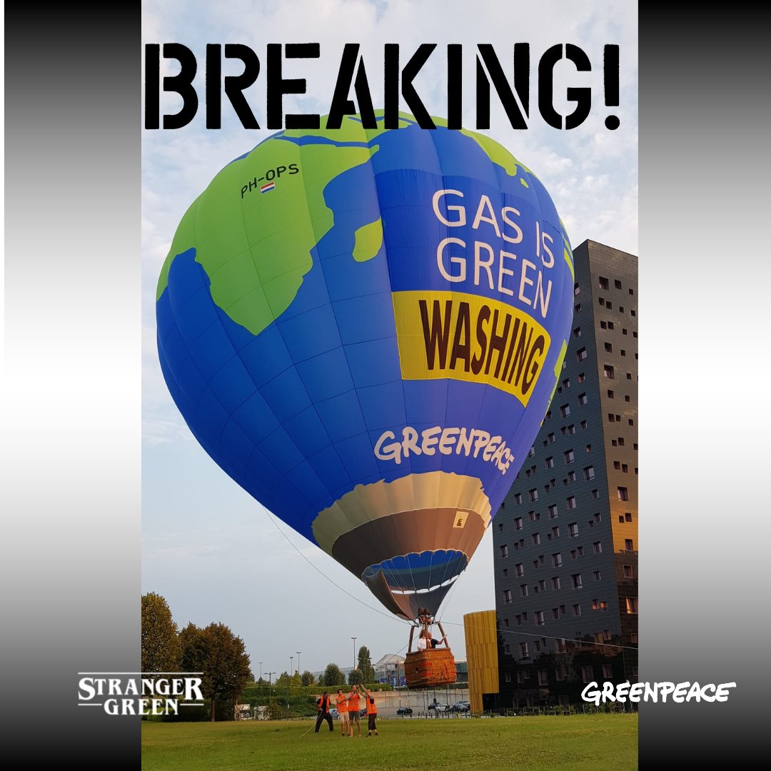 Greenpeace_ITA's tweet photo. Attiviste e attivisti hanno usato una mongolfiera per denunciare far vedere a tutti la verità: il gas è greenwashing! Puoi aiutarci anche tu, adesso, da casa: FIRMA ORA! >> https://t.co/SRFp7TOqDA https://t.co/4lFPc3gqnO