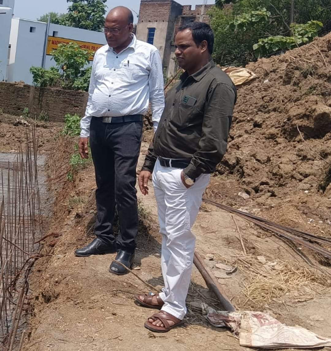 officeOfManojCh's tweet photo. नपं अंतर्गत निर्माणाधीन नाला का निरीक्षण नपं के EO के संग कर अभियंता एवं संवेदक को आवश्यक दिशा निर्देश दिया गया।

#DEVELOPMENT_WORK https://t.co/o4OdF0PRIH