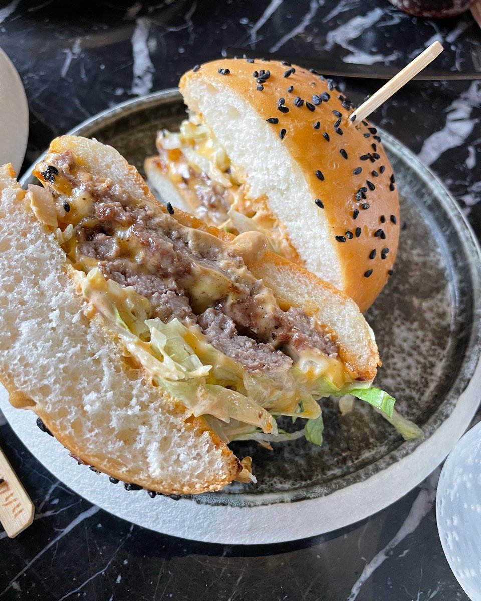 Rateit_ksa's tweet photo. زيارة

@wagyu_burger 

 تجربة ممتازة 🤩 و أكل جدا جدا لذيذ ويستحق التجريبة 

١- جودة الآكل 3.5/4
٢- الأسعار 3.5/4
٣- وقت وسرعة الخدمة 3/4
٤- نظافة المكان 2.5/4
٥- الموقع والاجواء 3/4

عندهم جلسات داخليه 

📍موقع المحل 
الرياض، حي السليمانية . https://t.co/qn2zBM3ydK