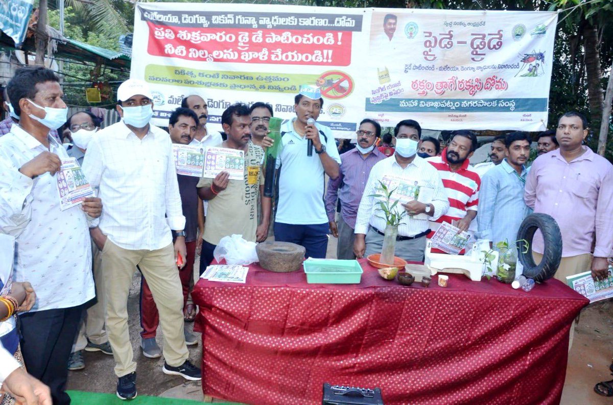 GVMC_VISAKHA's tweet photo. Commissioner GVMC Dr G Lakshmisha along with Corporator Bipin Kumar Jain inspected the ALO activities and sanitation activities at Dabagarden,kanakaladibba, Chakaligedda areas in Ward 31.
 
#SwachhSurvekshan2023 
#SwachhSurvekshan2023Visakhapatnam 
#VizagSayNotoPlastic https://t.co/GbP88ihYeC