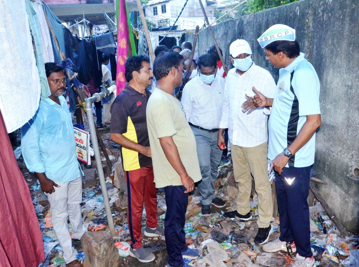 GVMC_VISAKHA's tweet photo. Commissioner GVMC Dr G Lakshmisha along with Corporator Bipin Kumar Jain inspected the ALO activities and sanitation activities at Dabagarden,kanakaladibba, Chakaligedda areas in Ward 31.
 
#SwachhSurvekshan2023 
#SwachhSurvekshan2023Visakhapatnam 
#VizagSayNotoPlastic https://t.co/GbP88ihYeC