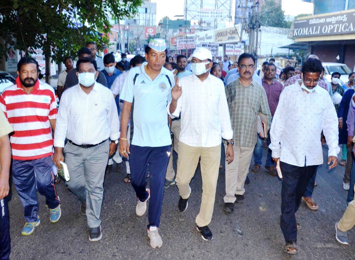 GVMC_VISAKHA's tweet photo. Commissioner GVMC Dr G Lakshmisha along with Corporator Bipin Kumar Jain inspected the ALO activities and sanitation activities at Dabagarden,kanakaladibba, Chakaligedda areas in Ward 31.
 
#SwachhSurvekshan2023 
#SwachhSurvekshan2023Visakhapatnam 
#VizagSayNotoPlastic https://t.co/GbP88ihYeC