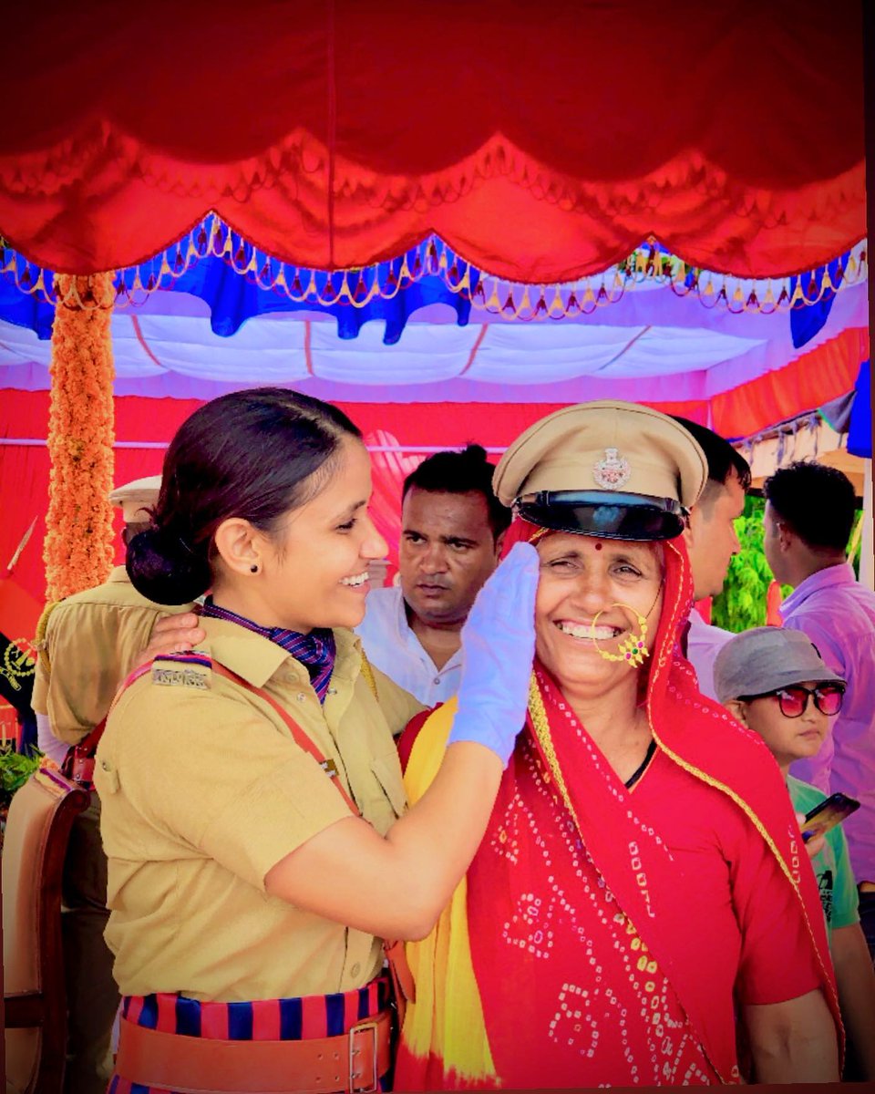 si_rekha's tweet photo. धूप हो या बरसात संग संग चलती है,
हां जनाब वह मेरी मां हैं जो मेरे संग पग पग चलती हैं...ll

मेरी माँ के बराबर कोई नहीं 🌸🌸 https://t.co/u2eYFSUdq7