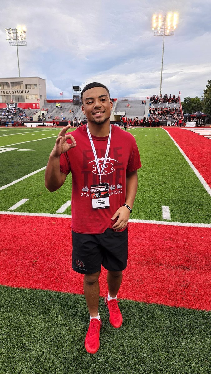 Felt Amazing to attend my 1st game <a href="/GovsFB/">Austin Peay Football</a>.  I really felt at home and plan on returning.  🎩👌
@APSUCoachSW @CoachMC_APSU @masonrobinsonAP @Michael_Avina13 <a href="/erykahthefirst/">Erykah 🩷</a>