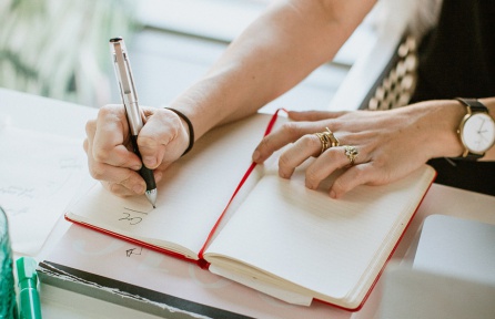 TheBOSSNetwork's tweet photo. The Benefits of a Work Journal (+ How To Get Started) @CareerContessa https://t.co/Raf5pGww9h #BOSSMoves https://t.co/zVFm8INzyg