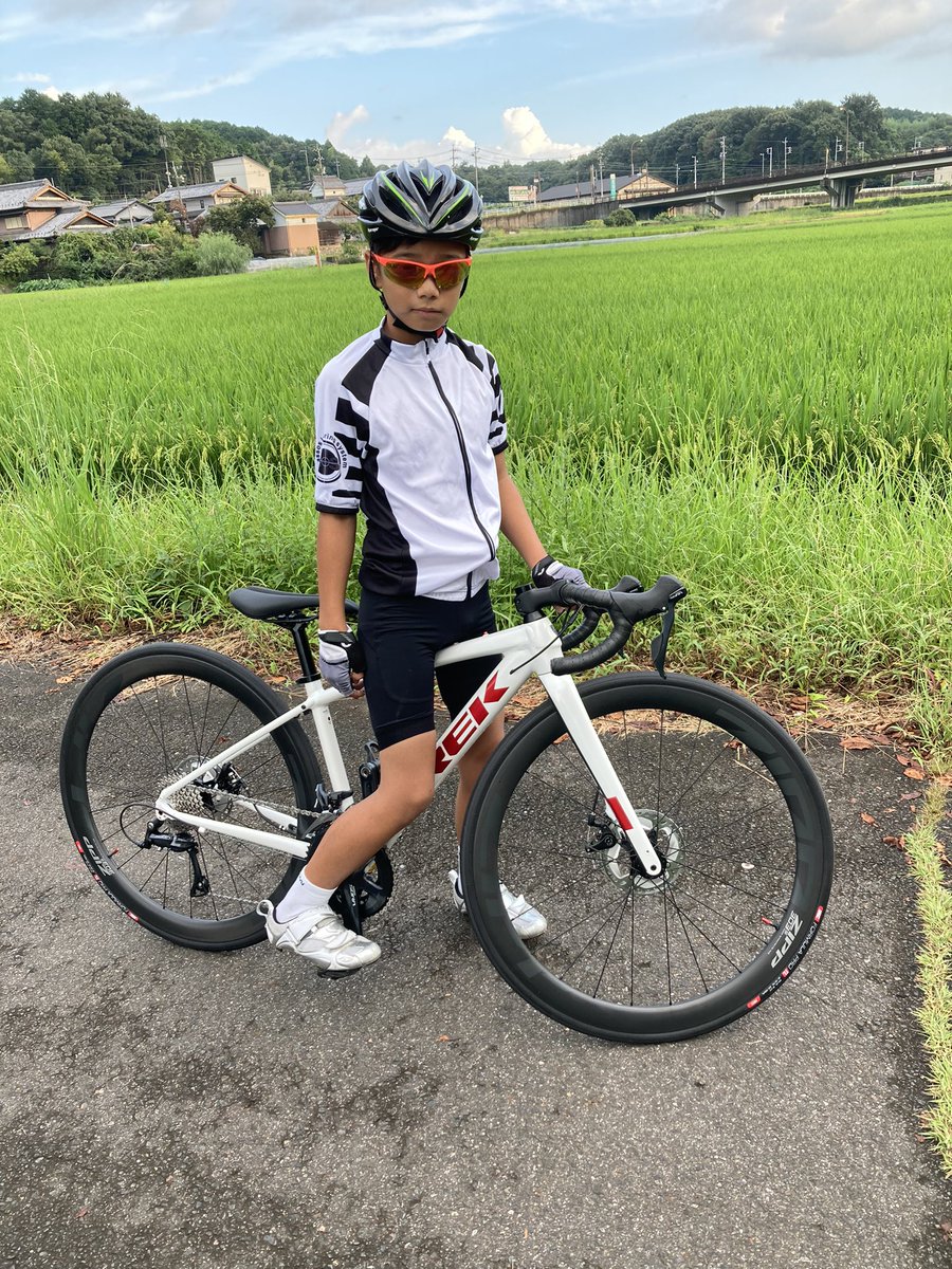 goemon0318's tweet photo. 納車当日は土砂降りで
雨上がりに田んぼの間を
激走…
そりゃ　走りたいから
しゃーない
＃ロードバイク
＃ジュニアトライアスロン
＃小学五年生
＃祝納車
＃ドマーネ https://t.co/E5NP07fs3m