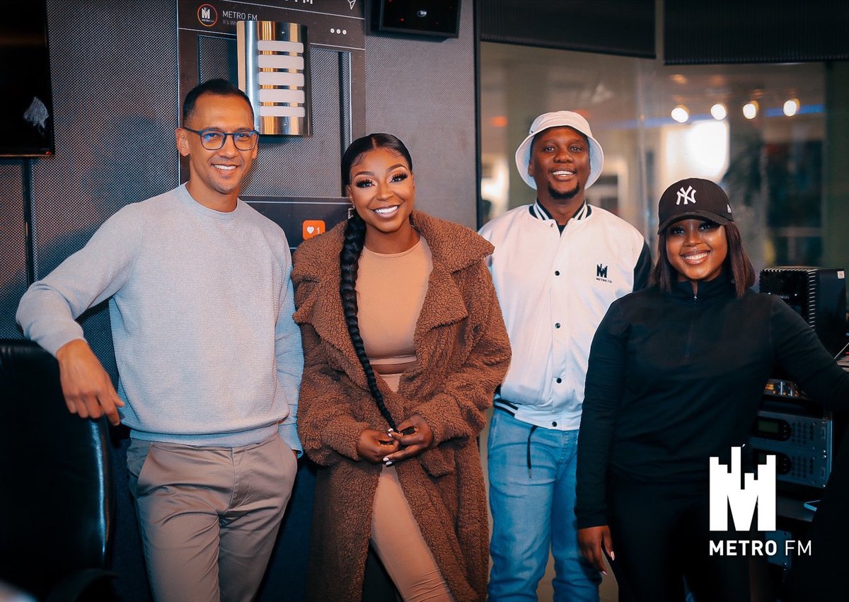METROFMSA's tweet photo. Happy new week! #WakeUpOnMetroFM 

Where are you waking up with us this morning? Let us know. #AreaCode @moflavadj @KhutsoTheledi @Lindi_Sirame @owenhannie https://t.co/7TXBXauC7n