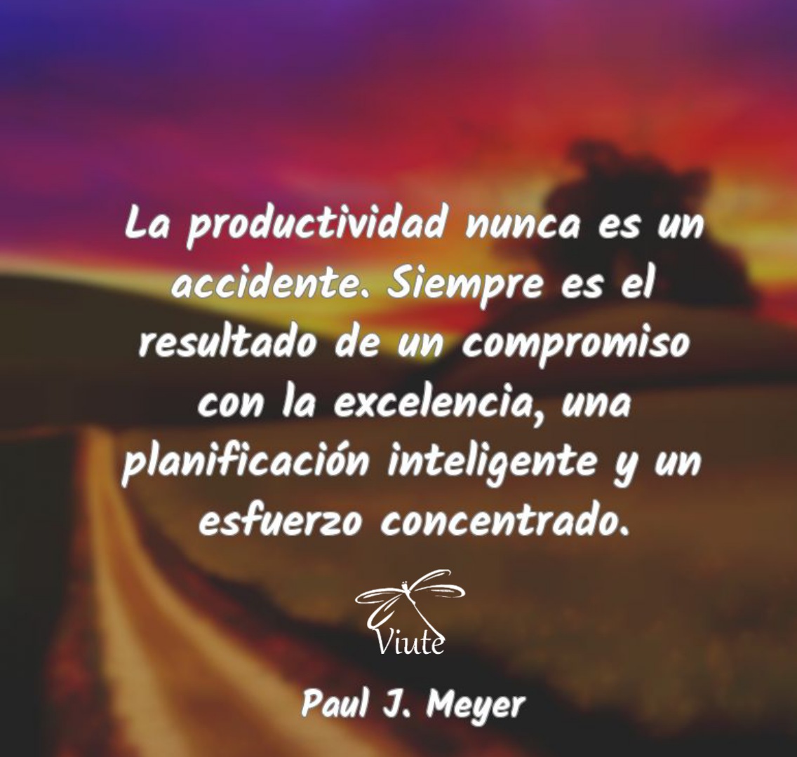 A menudo confundimos la #productividad y es esencial poner el foco en ella. El #liderazgo que la potencia no es el que valora que mires el mail mientras cenas, sino el que te predispone e ilusiona a crearla. #coaching #liderazgofemenino