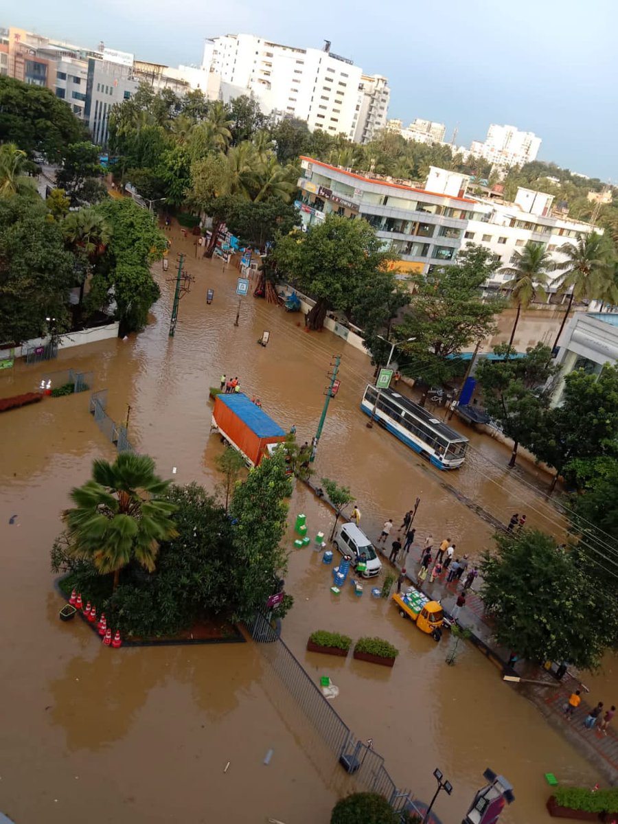 ADnant's tweet photo. #bengalururains
Whitefield Main Road, near Varthur https://t.co/QMc0xRKnQZ
