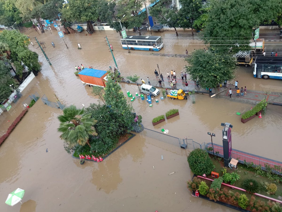 #bengalururains
Whitefield Main Road, near Varthur