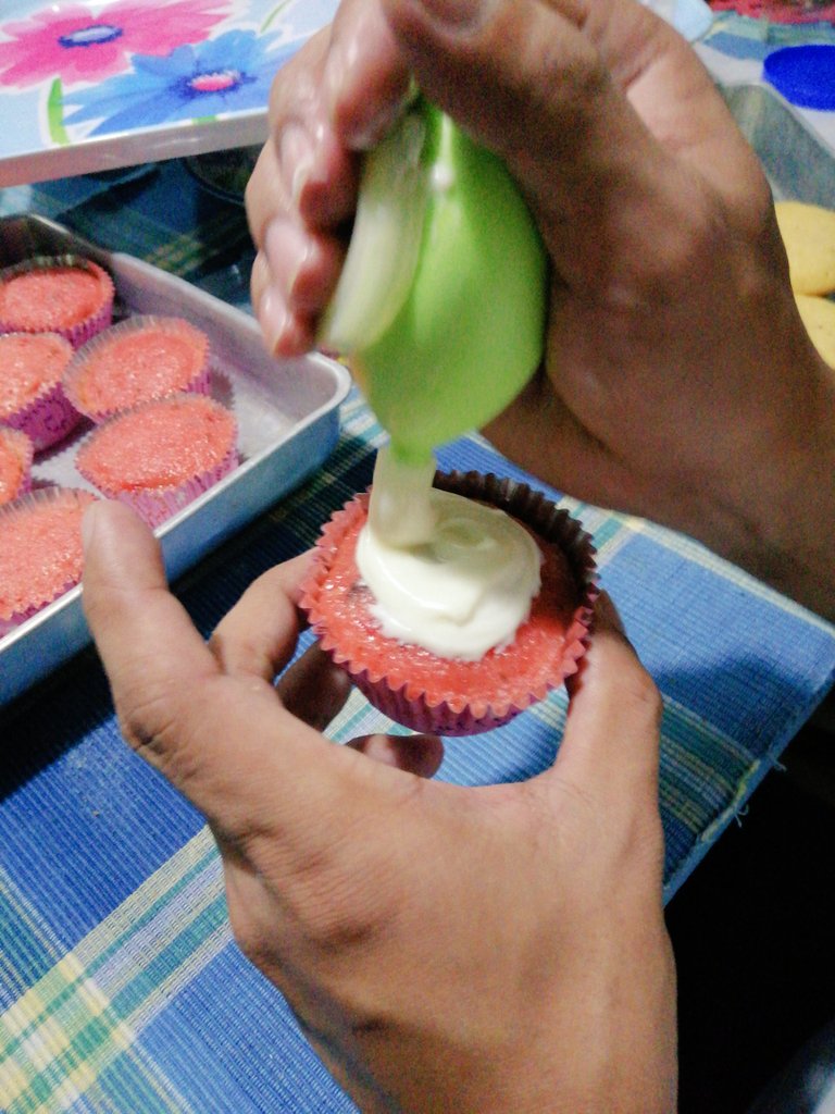 re_dboi09's tweet image. Doin&apos;👨‍🍳 some simple #cupcakes 🧁 frosting decor for my sister&apos;s birthday 🎉 today 🥰😁😅
#strawberrycupcakes #lemoncupcakes