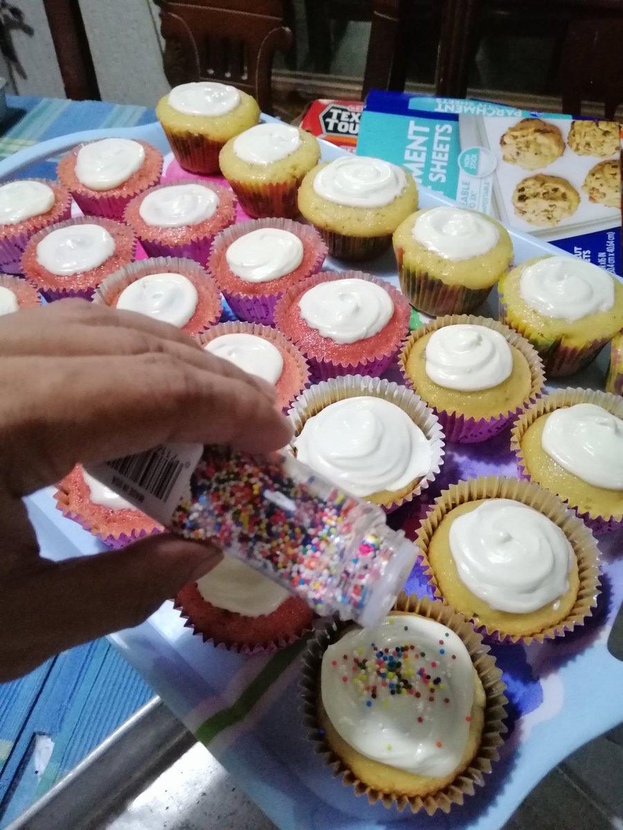 re_dboi09's tweet image. Doin&apos;👨‍🍳 some simple #cupcakes 🧁 frosting decor for my sister&apos;s birthday 🎉 today 🥰😁😅
#strawberrycupcakes #lemoncupcakes