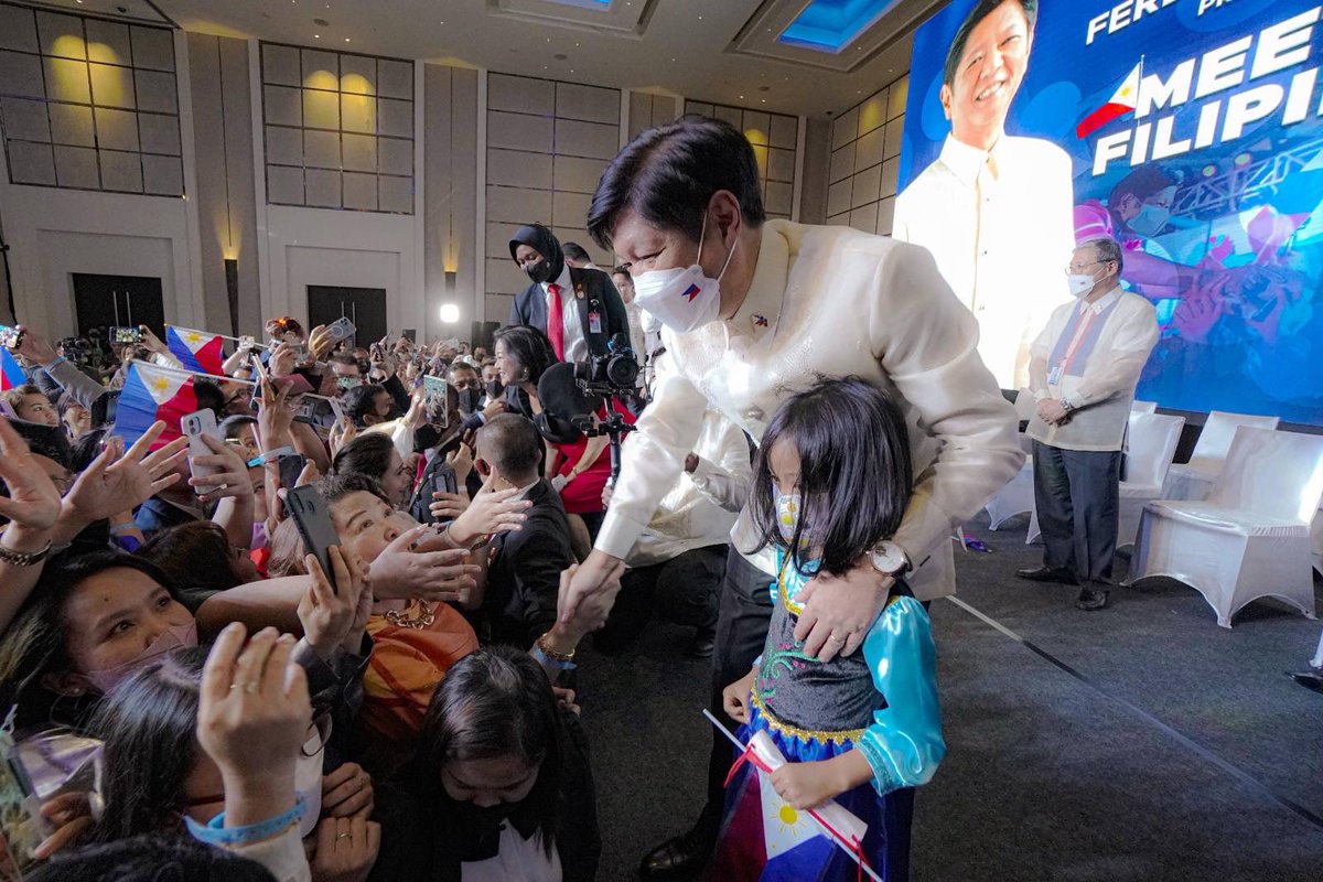 bongbongmarcos's tweet photo. Tayo’y nagpapasalamat sa mga kababayang sumalubong sa atin sa Indonesia. Walang pagsidlan ang kasiyahang nadama natin nang makita sila ng personal at maramdaman ang kanilang suporta. https://t.co/QQuG7UaDPr
