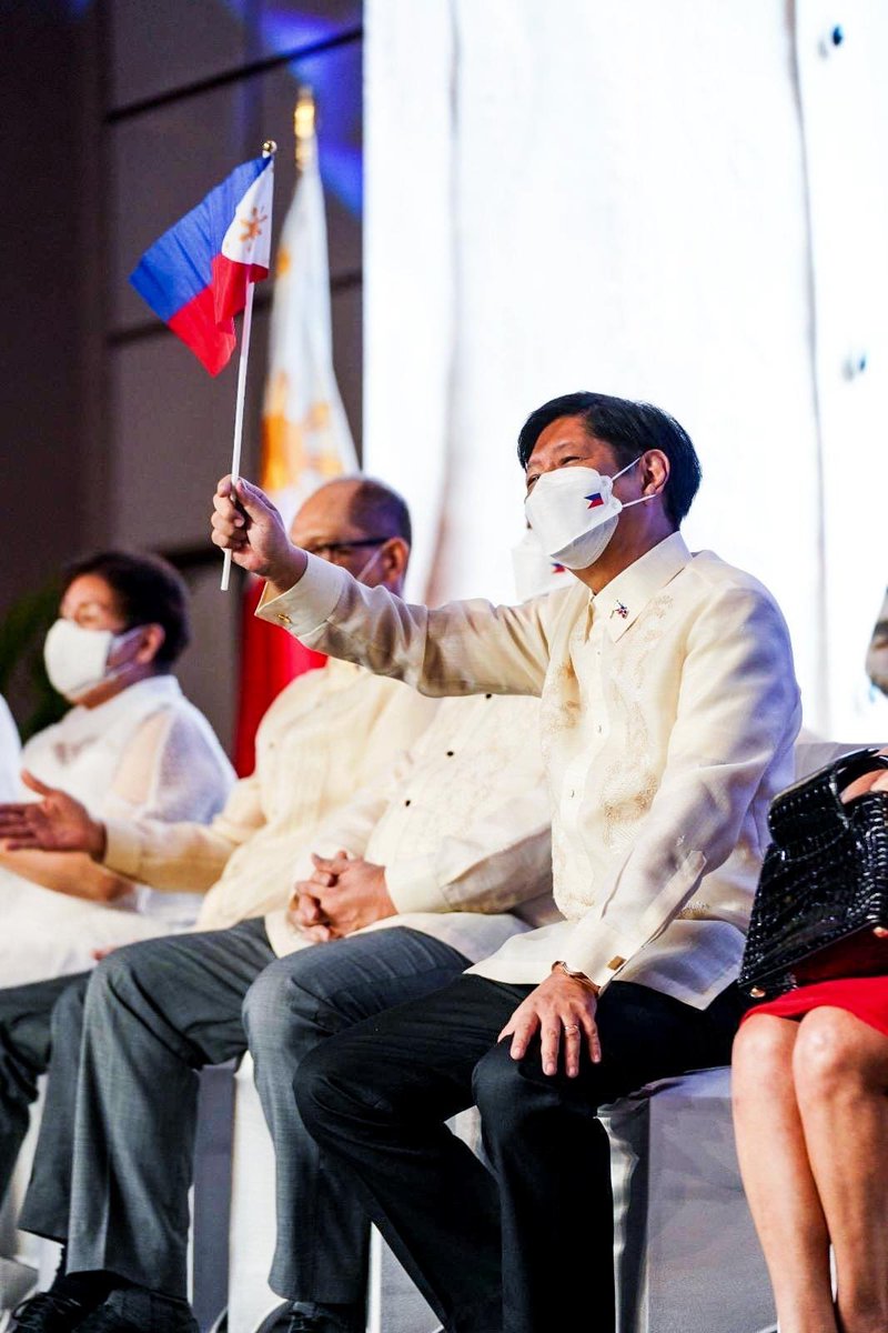 bongbongmarcos's tweet photo. Tayo’y nagpapasalamat sa mga kababayang sumalubong sa atin sa Indonesia. Walang pagsidlan ang kasiyahang nadama natin nang makita sila ng personal at maramdaman ang kanilang suporta. https://t.co/QQuG7UaDPr
