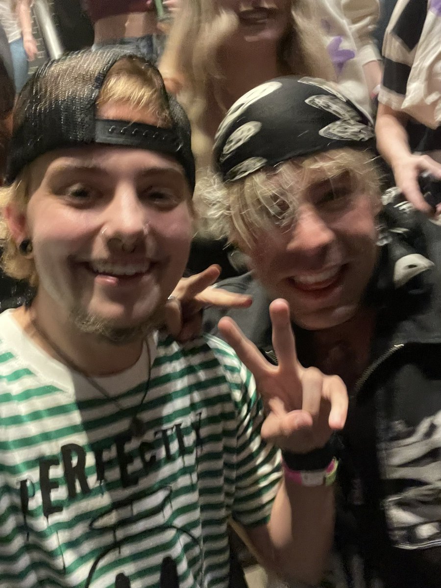 LostMarbles_97's tweet photo. thank you for the best night @MODSUN  i needed this more than anything https://t.co/qF83feS3mV