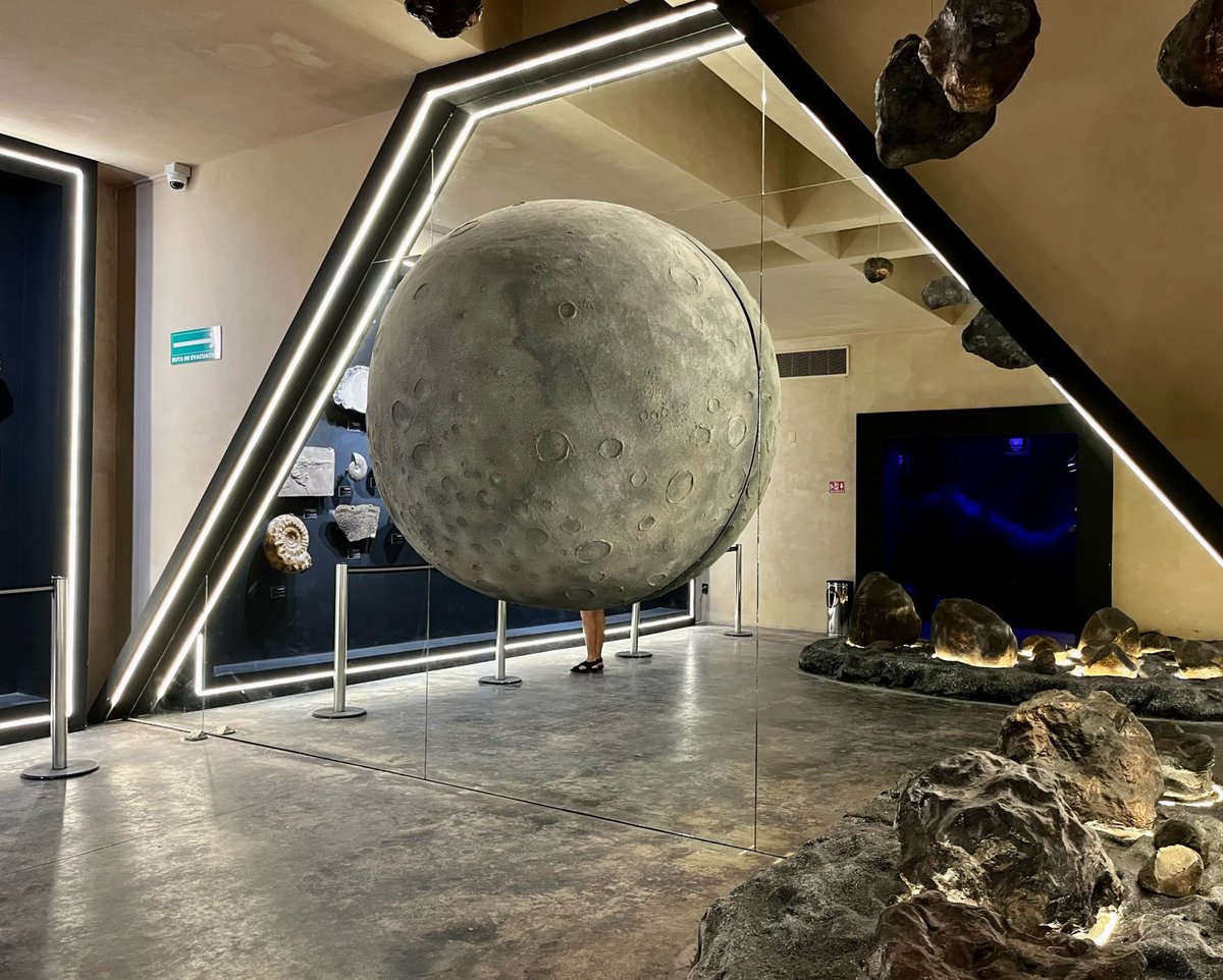 PuebleandoYuc's tweet photo. Hoy he pasado un rato agradable en el museo del meteorito en Progreso. Esta muy bien presentado y hay un guía que te lleva de la mano en la historia del gran impacto y desaparición de los dinosaurios 🦕 https://t.co/f3XuiFoPdV