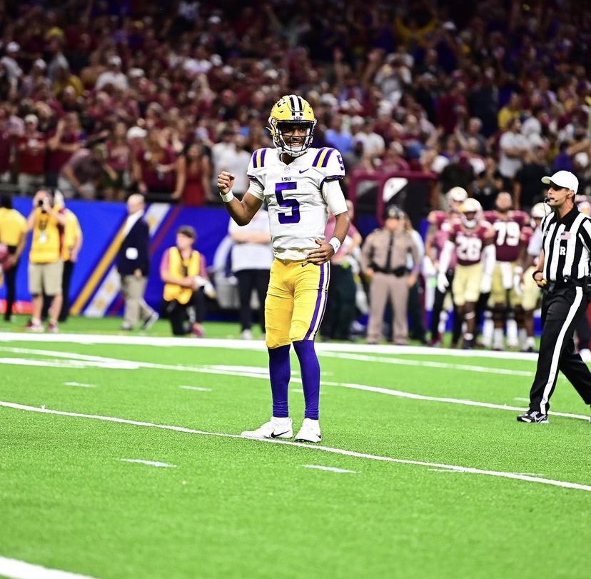 PFF_College's tweet photo. Jayden Daniels vs. FSU:

🟣209 Passing Yards
🟣114 Rushing Yards
🟣2 TDs

(📸: @LSUfootball) https://t.co/nPrlAGhdMX