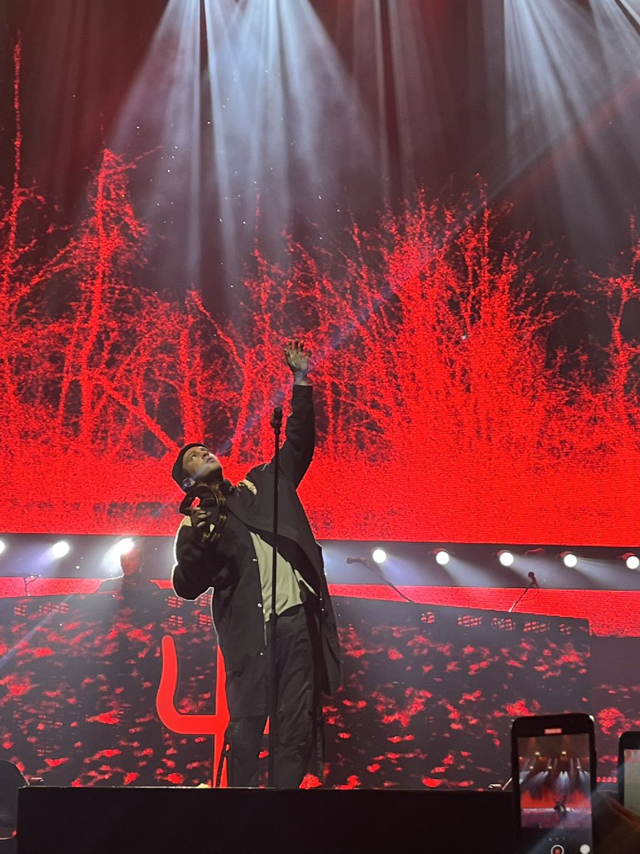 emiisabella's tweet photo. The Icy Tour #twentyonepilots #icycharlotte #icytour https://t.co/Q7kd3k1VwN