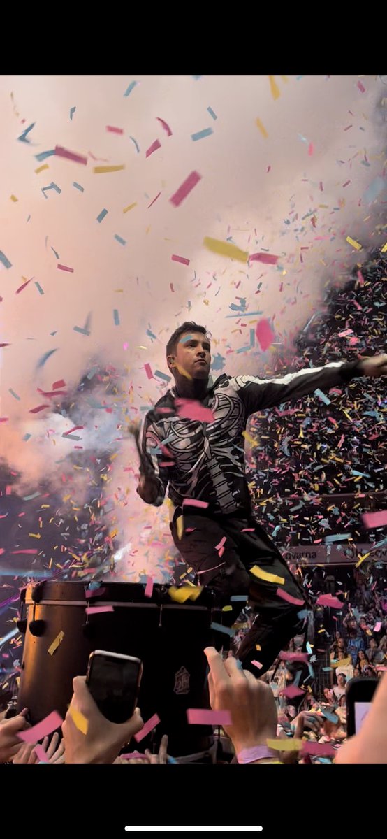 emiisabella's tweet photo. The Icy Tour #twentyonepilots #icycharlotte #icytour https://t.co/Q7kd3k1VwN