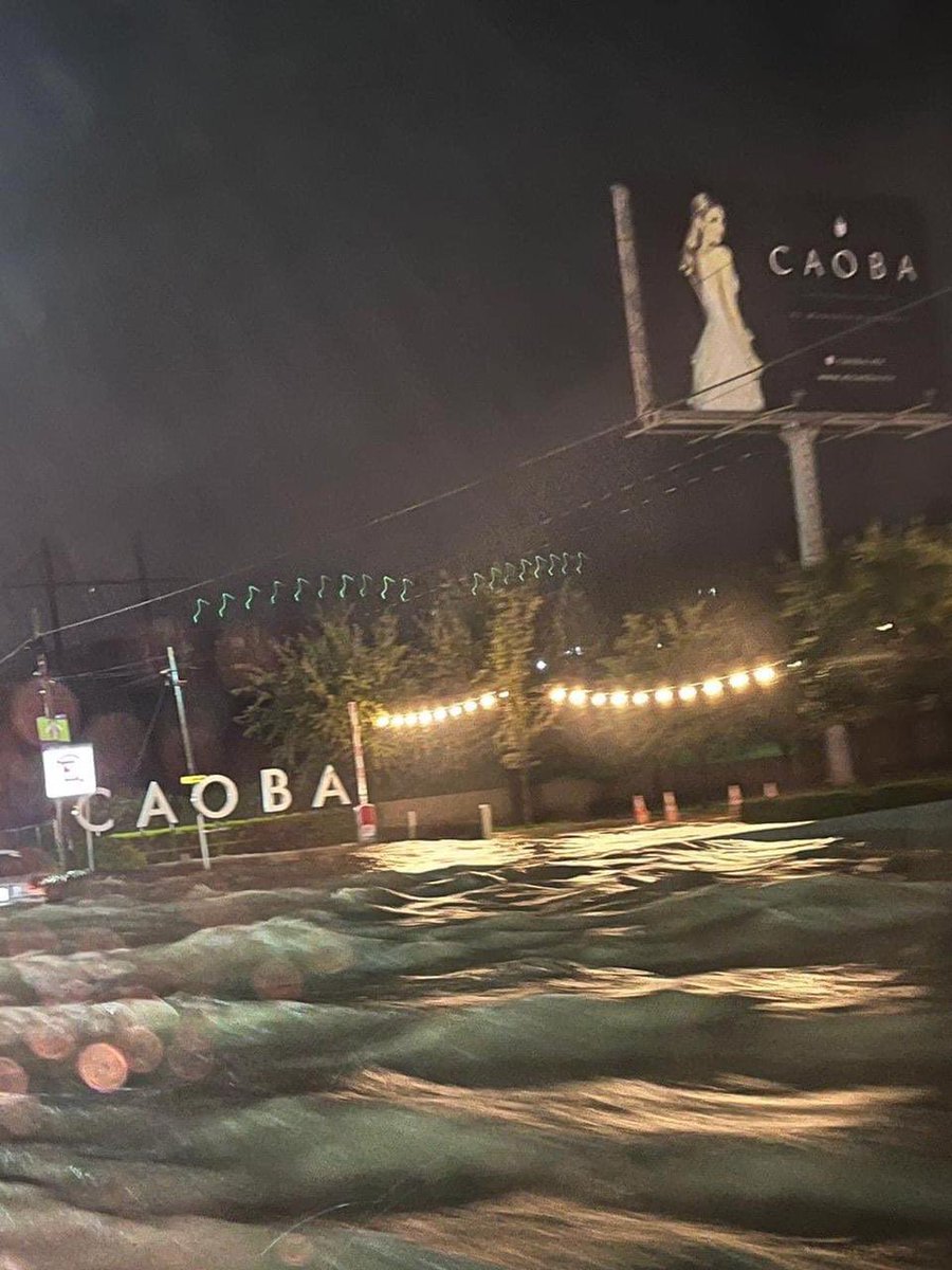 yadithvaldez's tweet photo. Asi lucen los niveles de agua en la Carr. Nacional a la altura de El Uro en #Monterrey ⚠️⚠️🌧🌧☔️☔️🚙🚙 https://t.co/UNJpfZ8GAK