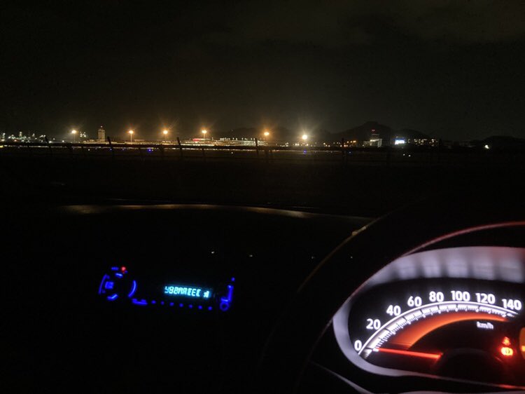 ia_mirai's tweet photo. 車から一歩も降りずに見る空港夜景 ＃夜景 #空港 https://t.co/sEEt5l63LO
