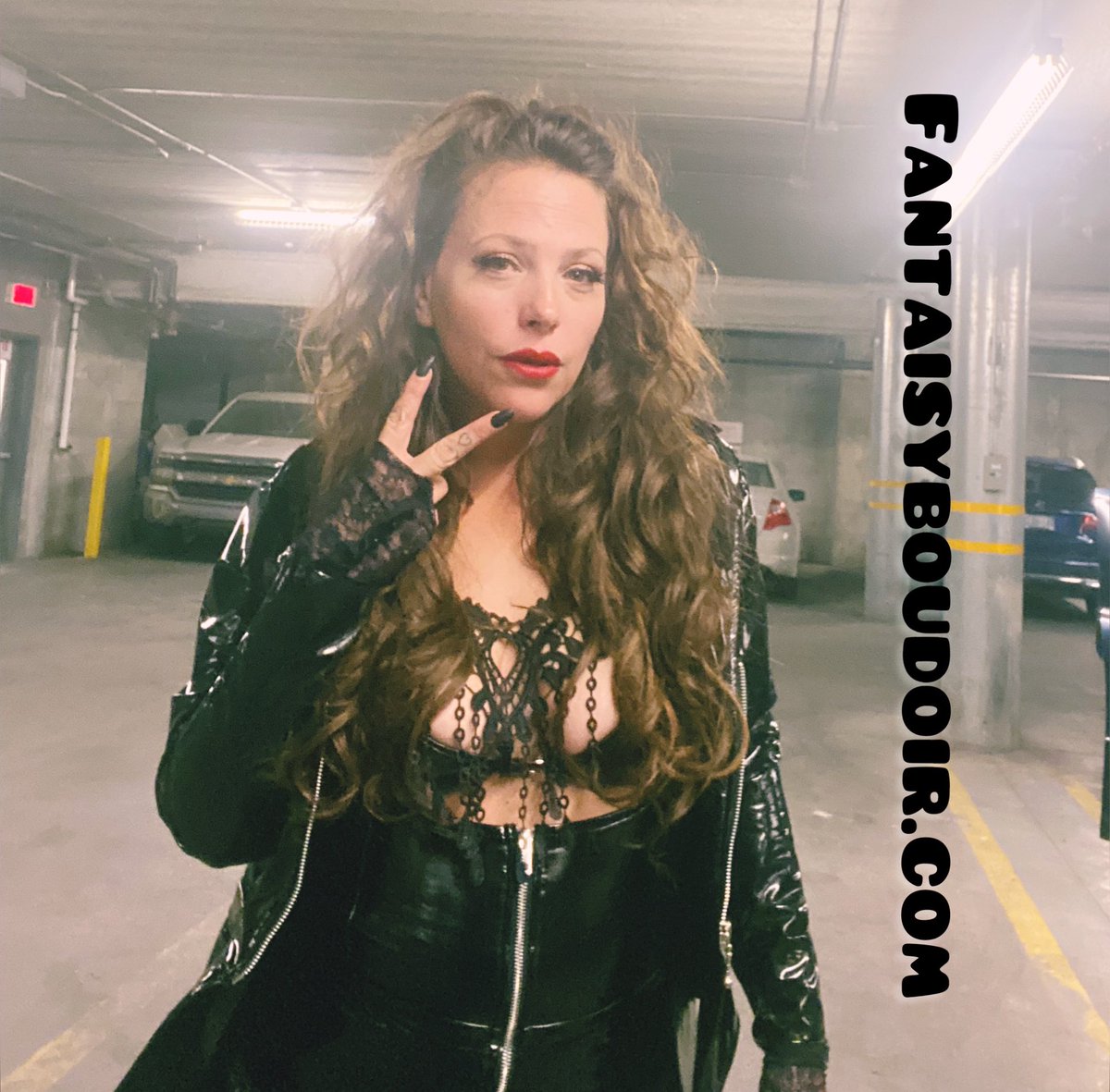 ChloeFantaisy's tweet photo. Going to Cabaret Cleopatre ! #bdsmlifestyle #worshipyourmistress https://t.co/QDH9vUQFdi