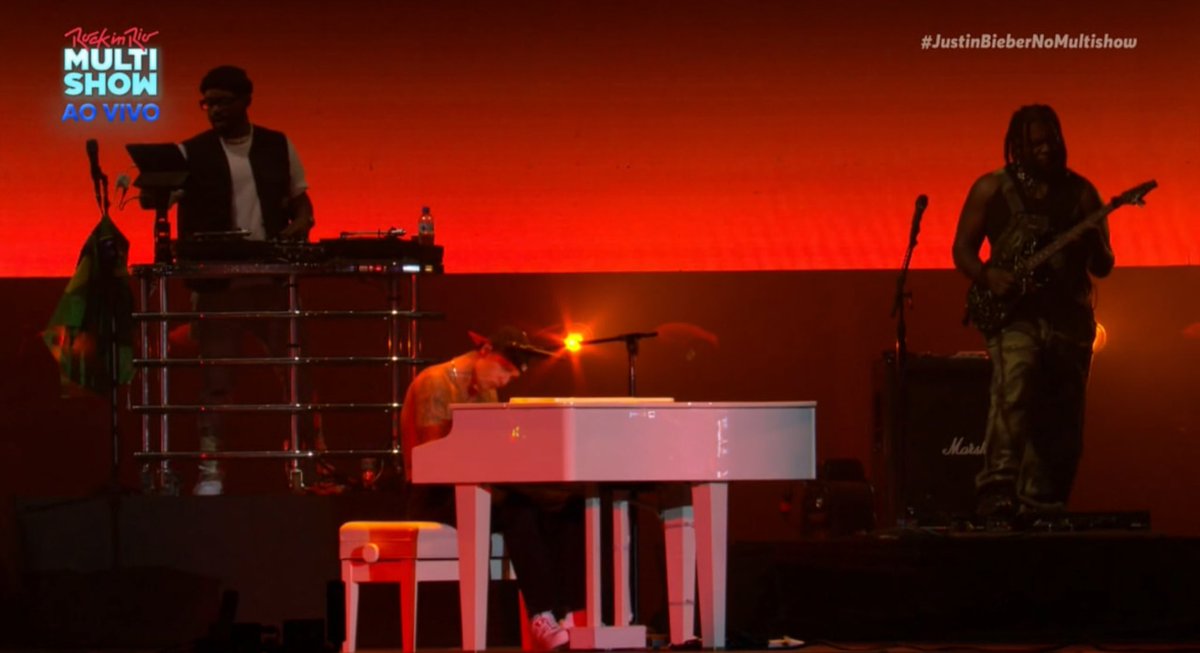 “Deus não está longe, ele está perto. Ele está perto daqueles com coração partido. Ele está perto de você e ele adora você. Deus, eu rezo pelo Brasil” 

#RockInRio