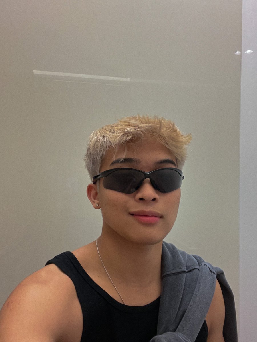 anhpls's tweet photo. airport look https://t.co/XRnuiEMXIl