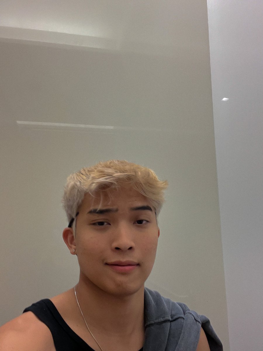 anhpls's tweet photo. airport look https://t.co/XRnuiEMXIl