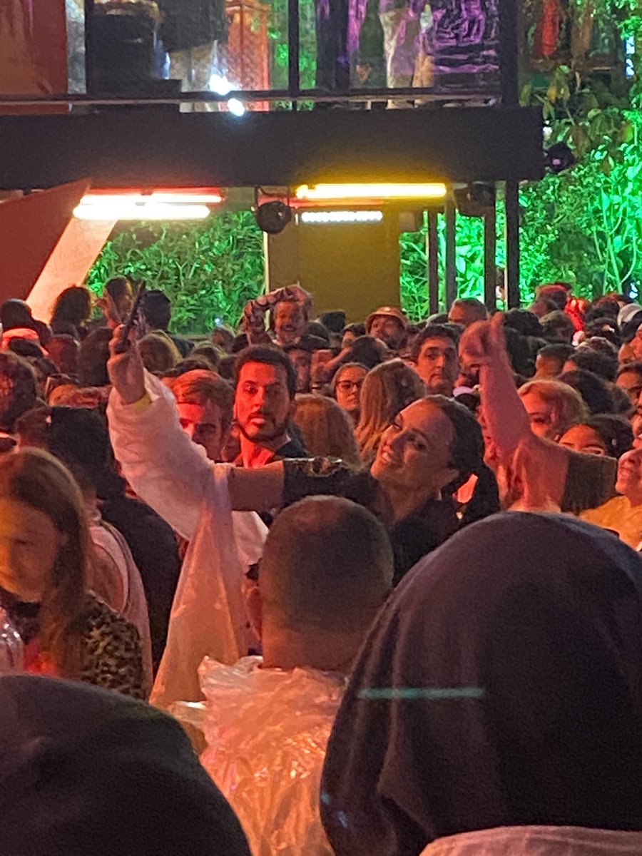 vaidesmaiar's tweet photo. A @rafakalimann_ chegou aqui no espaço Itaú com o Zé #RockInRio https://t.co/B9KGUIA0na