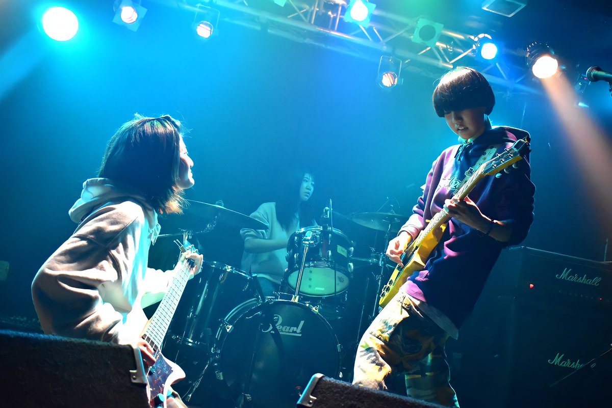 Yuu0Kiga's tweet photo. こんちゃ🐧🌞暑い…

こちらなのですが、
日付によってはライブ撮影も可
にしようかなと思っています！

撮影は ｢幻想的な……💭｣ というよりかは
現実的な魅力を引き立てるような撮り方をしています📸

参考までにもこちら
@Versofficial3  のライブ写真です！

#ポトレ撮影 #ライブ撮影 #写真 https://t.co/fBKexI9Nwu