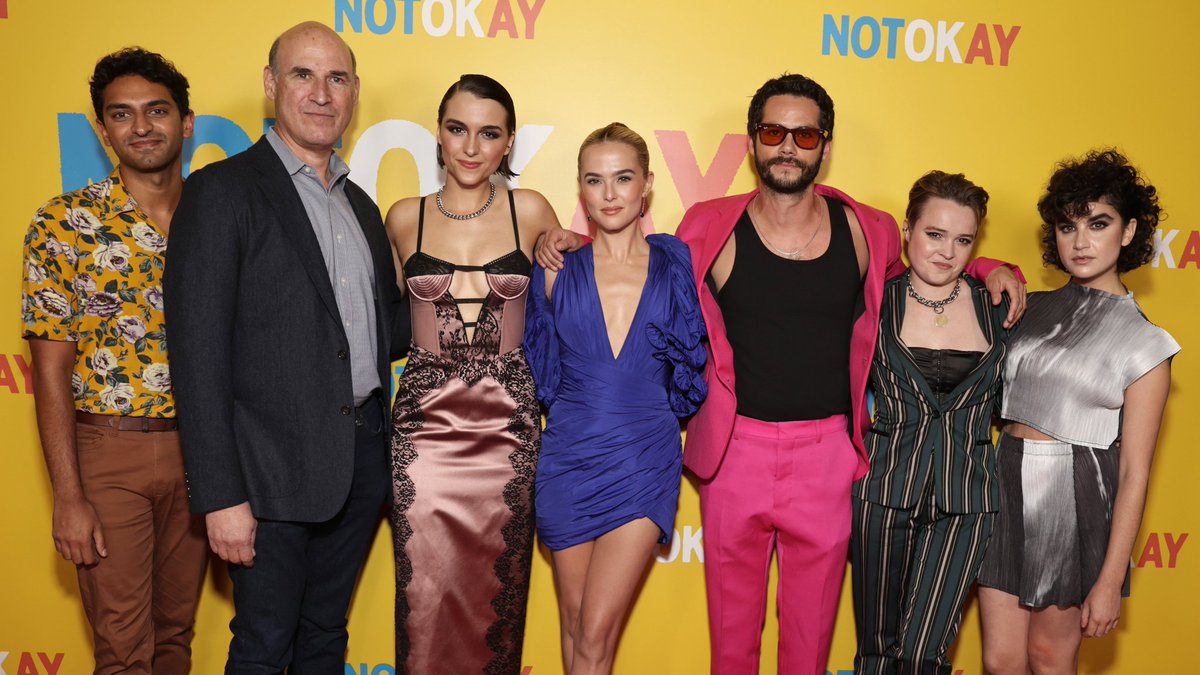 NotOkayRP's tweet image. 📼 · 𝗡𝗼𝘁 𝗢𝗸𝗮𝘆 𝗠𝗼𝘃𝗶𝗲 › ℕ𝕖𝕨 𝕦𝕡𝕕𝕒𝕥𝕖!
𝗣𝗿𝗲𝗺𝗶𝗲𝗿𝗲 𝗪𝗼𝗿𝗹𝗱 — #NotOkayRP 🤳🏻

*sobs in red carpet* 

#NotOkayRP NOW STREAMING only on @RPHuIu!