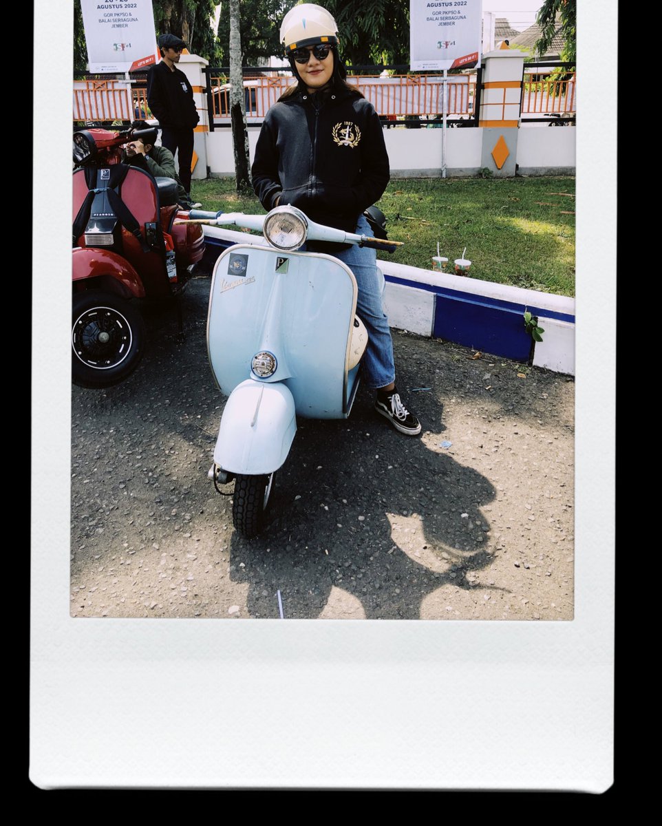 ditamasuk's tweet photo. Bangga sih cewe ini bawa vespa sendirian ke gbt dengan macetnya osowilangun yang wow bgt🤗. Brgkt jam 15.00 pdhl pertandingan 16.00. Masuk stadion 16.15 . Selain mandiri aku ini tatag lo🤣 dan kuat ngoplang ngopling meskipun tiap 100m tangan dikipat kipatno https://t.co/2coUx4m3y2