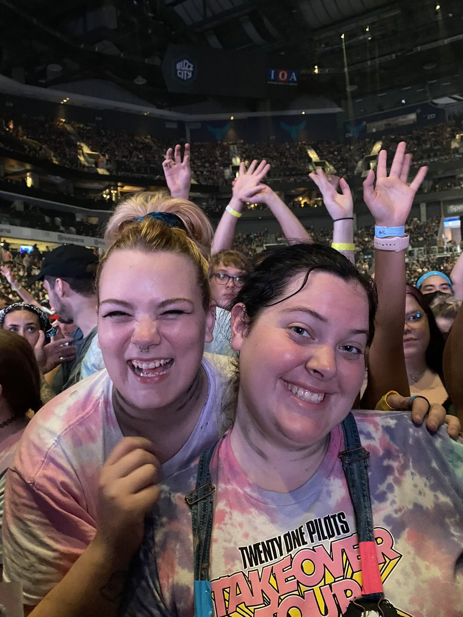 emiisabella's tweet photo. @rachaelriss we struggled together, we survived together #icycharlotte https://t.co/DnL6LTMgCw