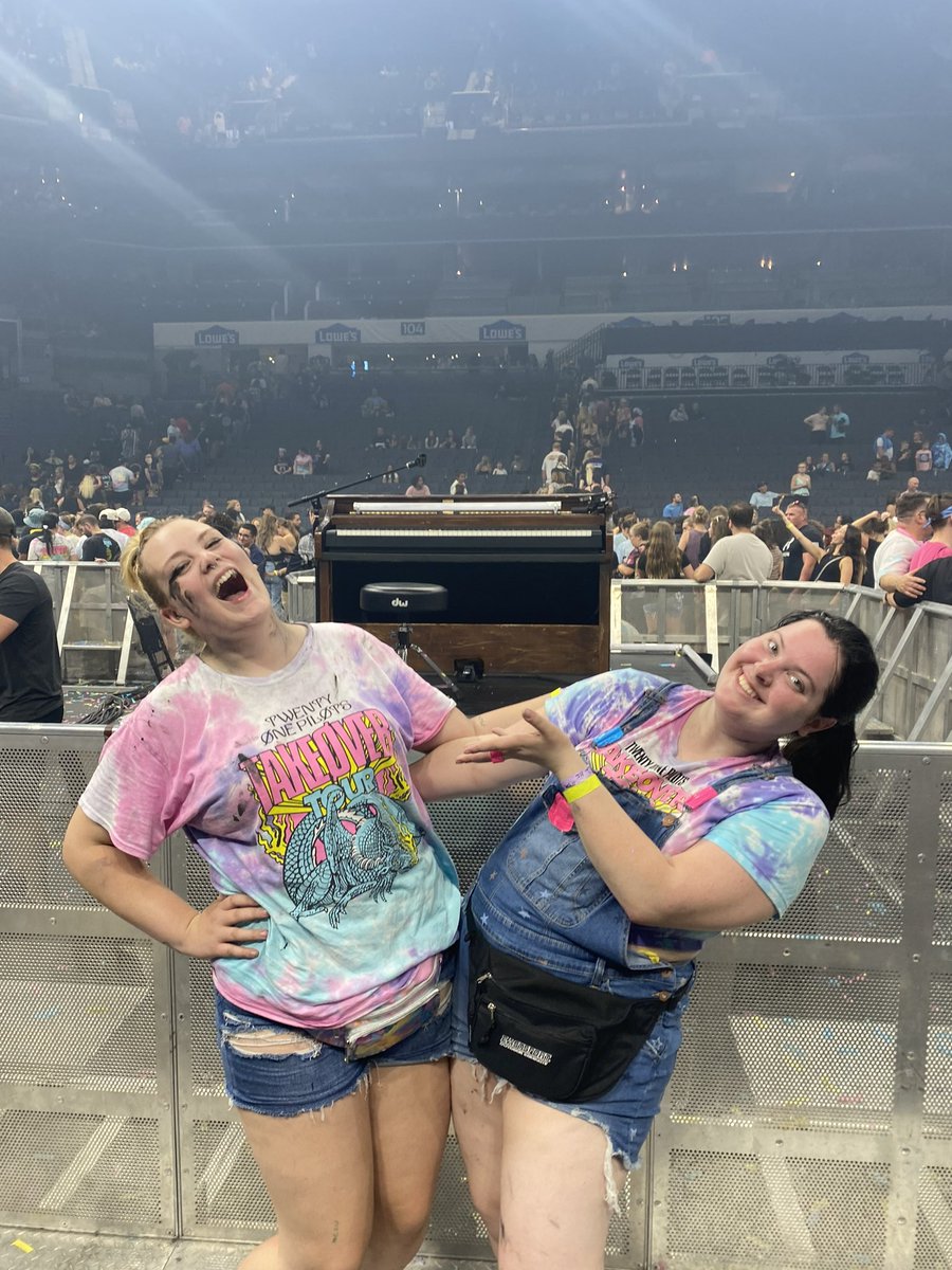 emiisabella's tweet photo. @rachaelriss we struggled together, we survived together #icycharlotte https://t.co/DnL6LTMgCw