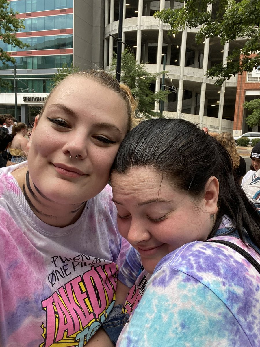 emiisabella's tweet photo. @rachaelriss we struggled together, we survived together #icycharlotte https://t.co/DnL6LTMgCw