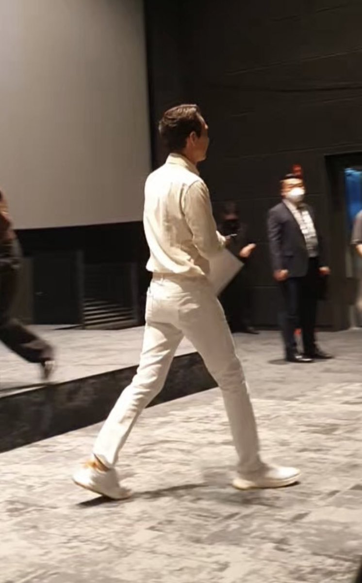 잴 올화이트때
다리 길이랑 비율보고 놀랐던...🤭
 
싸인해주러 내쪽으로 척척 걸어오시는 거 올마님이 찍어주신 영상 🤍