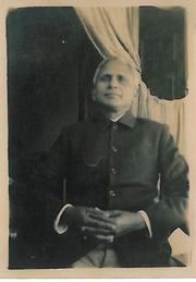 Sumitchauhaan's tweet photo. सर्वपल्ली राधाकृष्णन के स्टूडेंट जादूनाथ सिन्हा ने अपनी PhD थीसिस जमा की लेकिन राधाकृष्णन ने उसे चुराकर अपने नाम से किताब छपवा ली। जादूनाथ 1929 में कोर्ट पहुंच गए, कोर्ट में राधाकृष्णन की चोरी पकड़ी गई। श्यामा प्रसाद मुखर्जी ने आउट ऑफ कोर्ट सेटेलमेंट कराया। मनाओ #TeachersDay https://t.co/0GoDRUIdHf