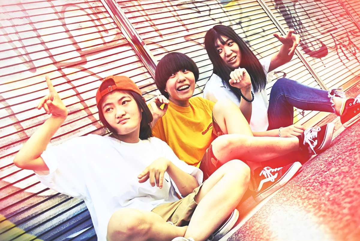Yuu0Kiga's tweet photo. そしてそして！

ご紹介させて頂いた
 Vers∞  (@Versofficial3) なのですが
実は……解散しています！

が！！！！！

なんと 11月7日 に一夜復活します！！🌙
ライブが……！あります……！

詳細は画像 1枚目に！

ので、バンドとかロックとか好きな方はぜひぜひお越しください！！🎸🎤🎧 https://t.co/R6oygZsiJP