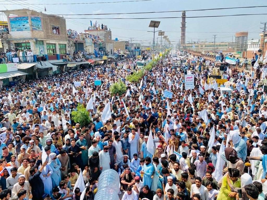 eid_mafridi's tweet photo. #خیبر_امن_مارچ
ہم پرُ امن لوگ ہے    -  امن چاہتے ہے
ہم امن سے جینا چاہتے ہے 
ہمیں امن سے جینے دو https://t.co/DvdXm4MIb2