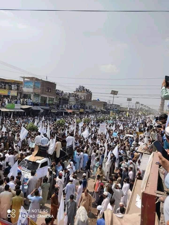 eid_mafridi's tweet photo. #خیبر_امن_مارچ
ہم پرُ امن لوگ ہے    -  امن چاہتے ہے
ہم امن سے جینا چاہتے ہے 
ہمیں امن سے جینے دو https://t.co/DvdXm4MIb2