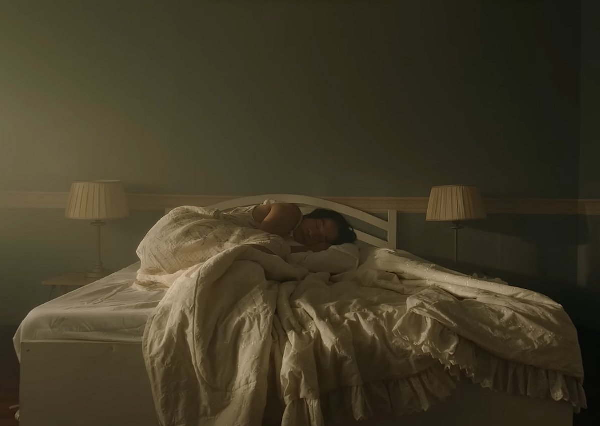 PataRaquelle's tweet photo. Bakit ba kasi umalis ka agad Paolo? Natutulog pa si Bea eh.
@BenAndBenMusic #towol #TOWOLMV #BenandBen #benandbentowol https://t.co/eoOdvIvs91
