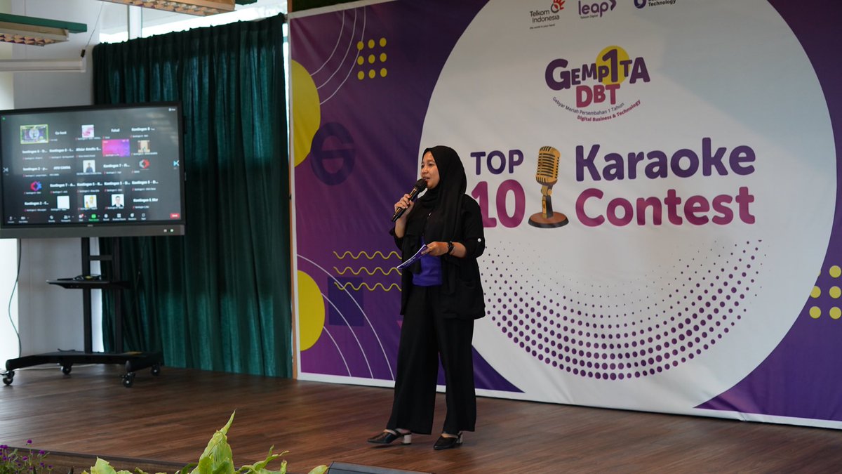 meylanip_'s tweet photo. Kali ini MC di Gempita DBT, seru-seruan bareng peserta karoke dan supporter tiap kontingen https://t.co/ESUdL6zTIh