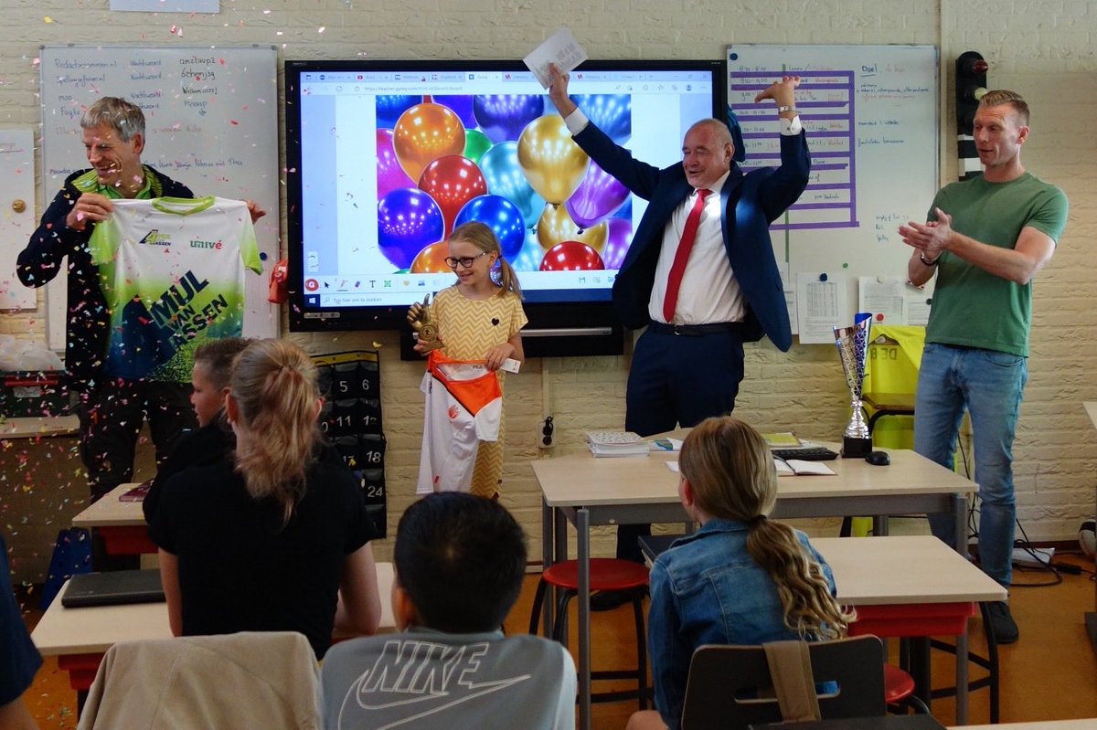 AlbertSmit51's tweet photo. #AssenRuns organiseert ook jaarlijks een #Kidsrun. Prijsuitreiking bij #DeBorg in #Marsdijk. https://t.co/5Gfgl7575J
