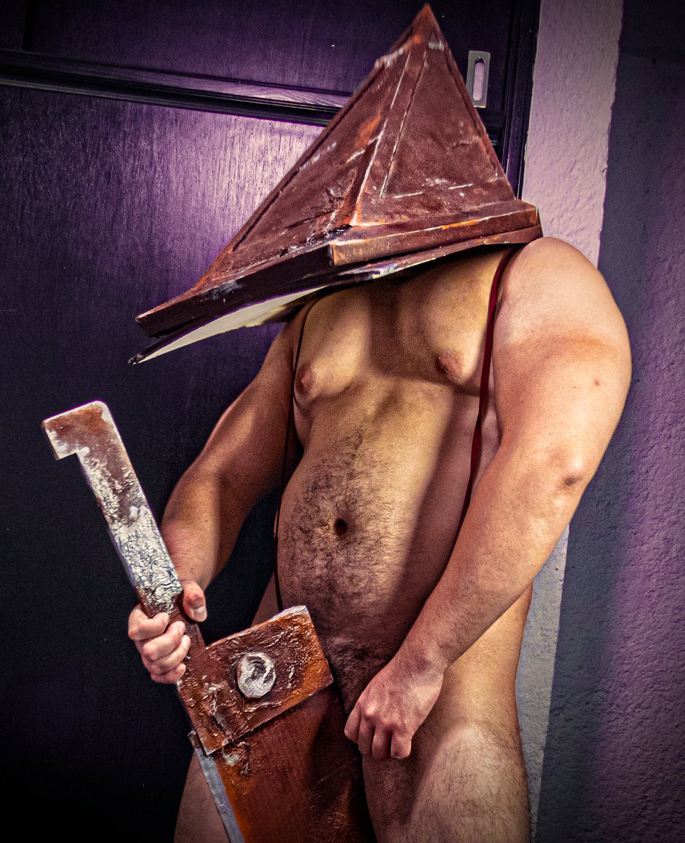 Mr PH is feeling really frisky tonight... he is looking for new "mannequins" for his collection, any candidates?~😉
#chubbymen #bara #gaybear #musclebears #silenthill2  #nsfwcosplay #nsfwtwt #pyramidhead