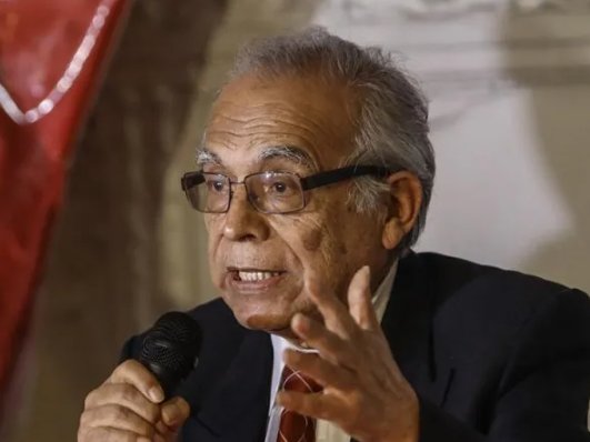 TvVia5's tweet photo. El Premier Aníbal Torres en Conferencia de Prensa difundió un audio donde se escucha a César Acuña pedir a la Presidenta del Congreso priorizar leyes para favorecer a su partido Alianza Por el Progreso, además de una posible vacancia presidencial. https://t.co/3VcrgKvZJU