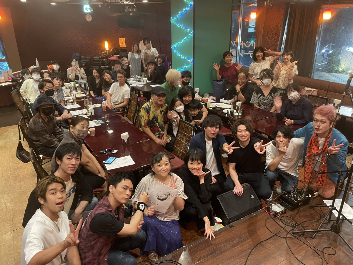 TOBIOchannel's tweet photo. ライブ満員御礼。　　　

集合写真、3枚あれば自分のベスト、あるでしょー！？　　

#ＭCトビオ
#音楽
#ライブ
#トークショー
#新宿御苑駅
#PAPERA 

#クエスチョニング　#ゲイ 
#性同一性障害　#トランスジェンダー　
#LGBTQ #Questioning
#Transgender #Gay #PRIDE https://t.co/500Ks4AG7g