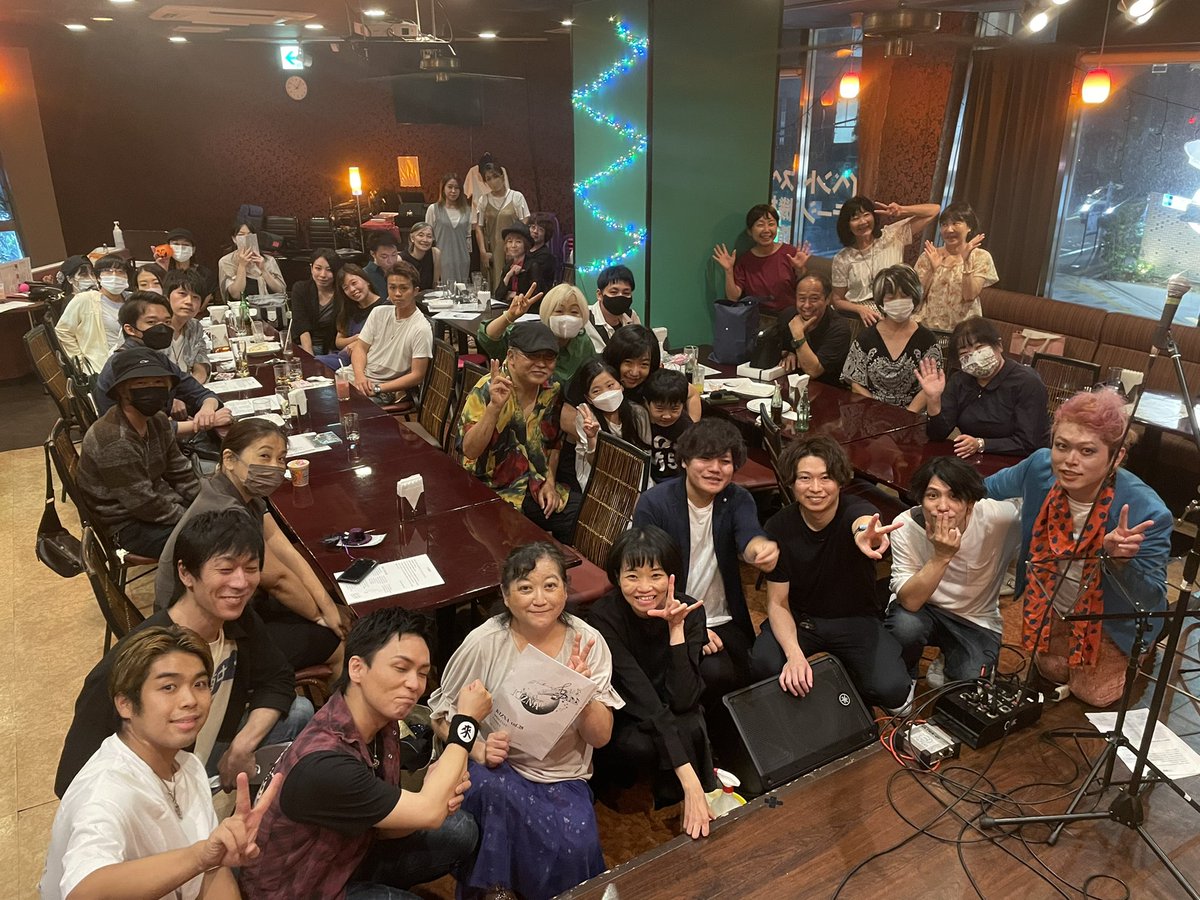 TOBIOchannel's tweet photo. ライブ満員御礼。　　　

集合写真、3枚あれば自分のベスト、あるでしょー！？　　

#ＭCトビオ
#音楽
#ライブ
#トークショー
#新宿御苑駅
#PAPERA 

#クエスチョニング　#ゲイ 
#性同一性障害　#トランスジェンダー　
#LGBTQ #Questioning
#Transgender #Gay #PRIDE https://t.co/500Ks4AG7g